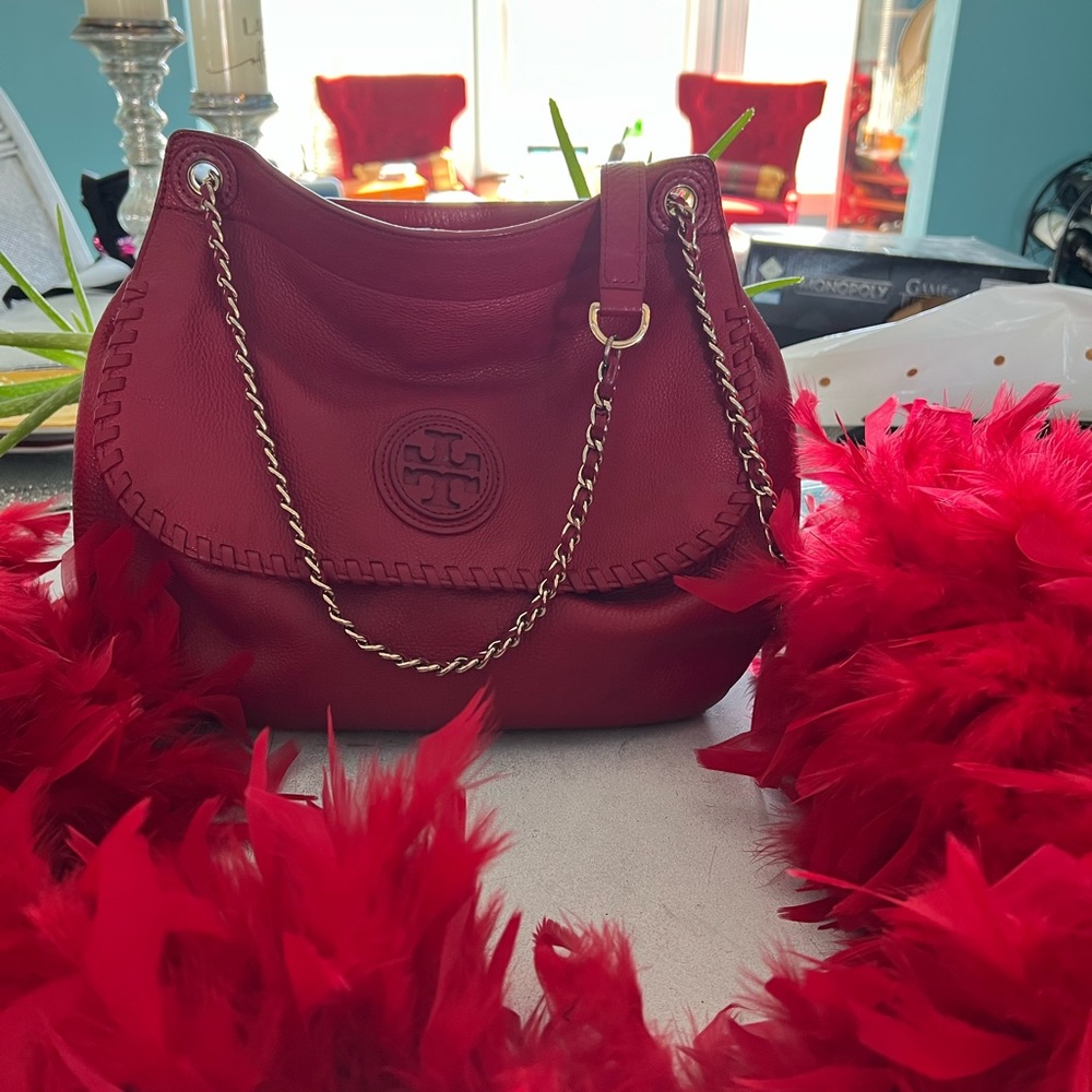 Cute mid-size lightly used Tory Burch bag with magnetic clasp